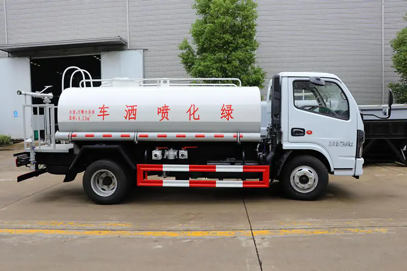 In che modo un camion irrigatore migliora la gestione delle acque urbane?