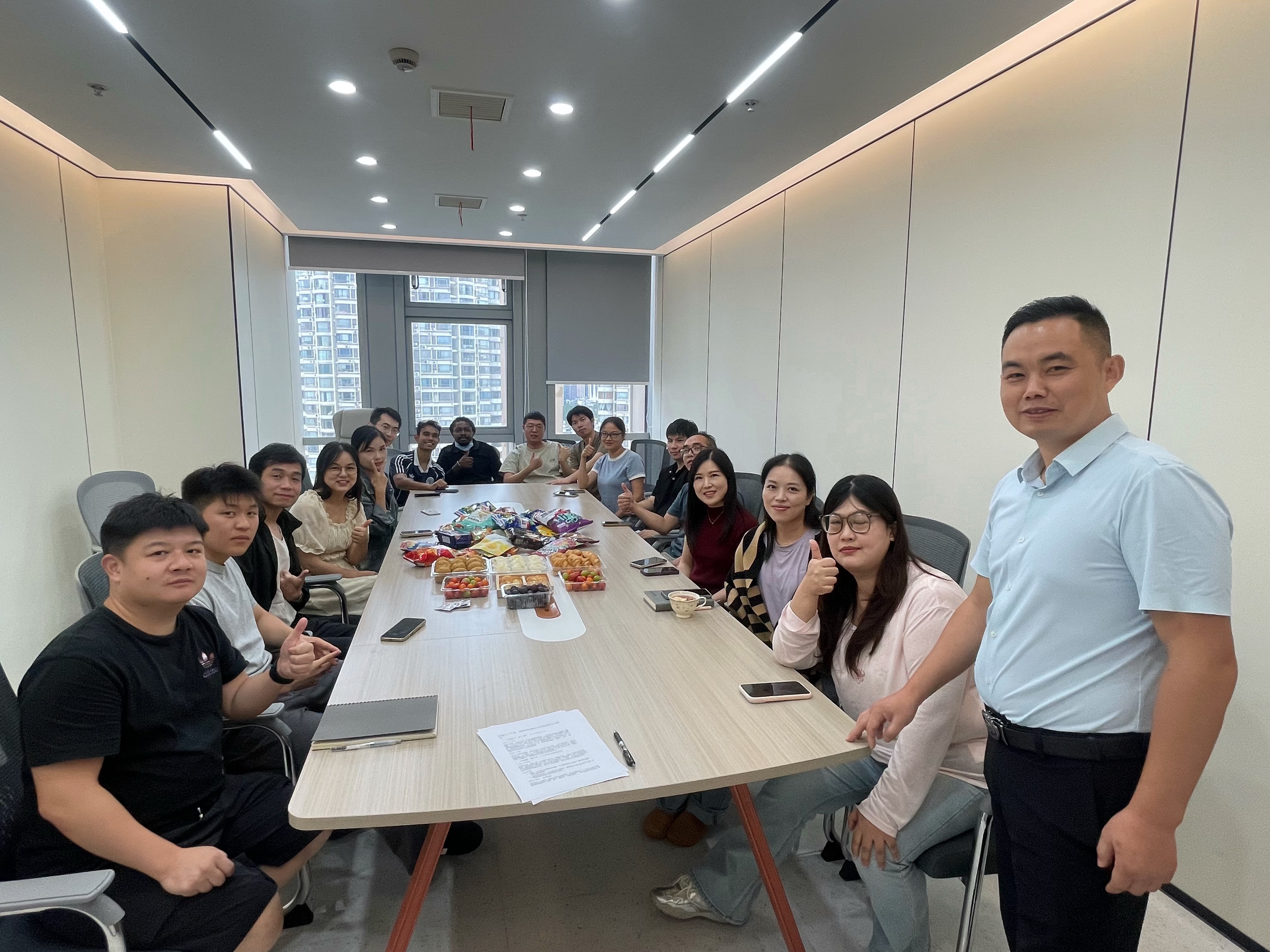 Hubei Runli ospita un rilassato tea party: snack, giochi e storie dal fronte del commercio estero