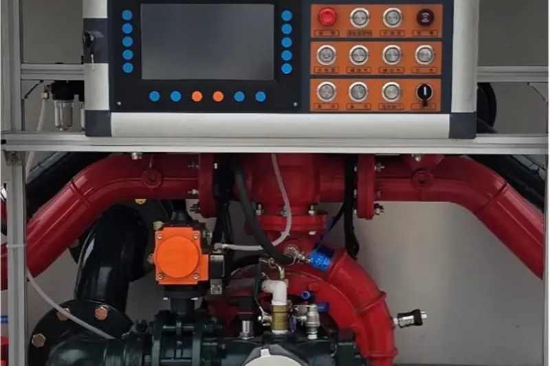 Dry Powder And Foam Combined Fire Truck