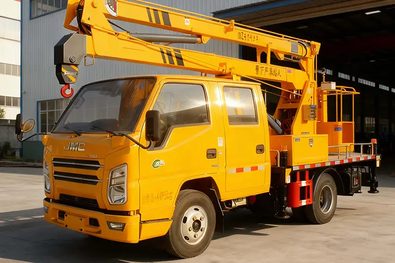Autocarro da lavoro con braccio articolato medio